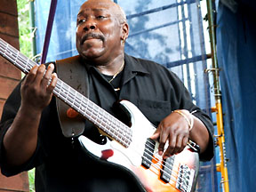 Groovershaker's bassist