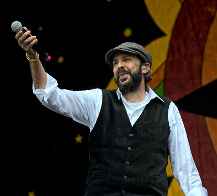Juan Luis Guerra y 440