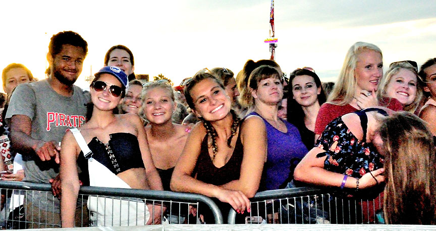 Country Thunder fans