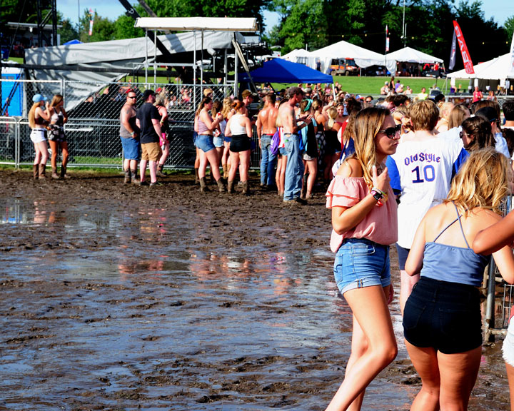 Country Thunder fans