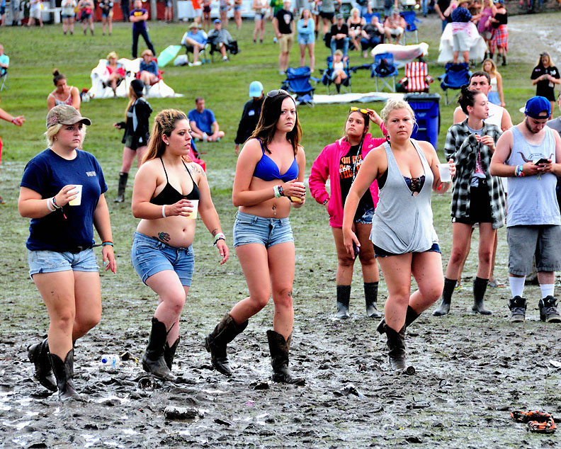 Country Thunder crowd