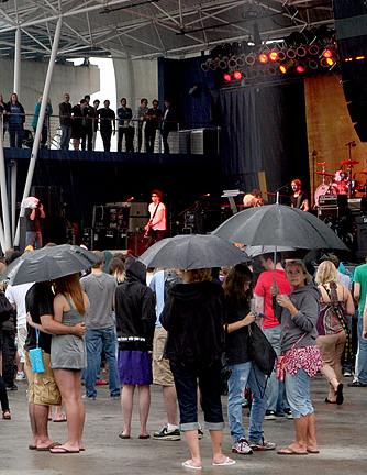 The Raveonettes in the rain